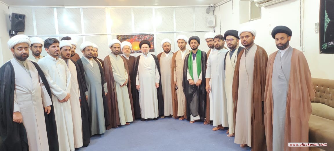 نجل المرجع الديني الكبير السيد الحكيم يستقبل مجموعة من مبلغي باكستان